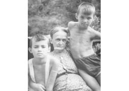 открыть: Я.С. Абруковская с внуками