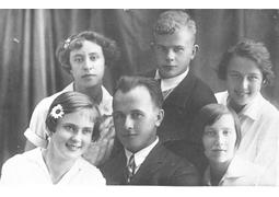 Александр Арамович (в центре) с учениками