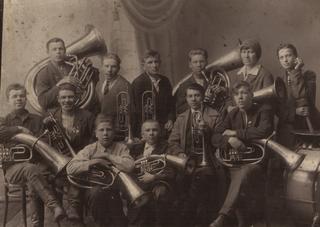 Омутнинский духовой оркестр. Крайний слева - Пауль Ратушинский.  1930-е гг.